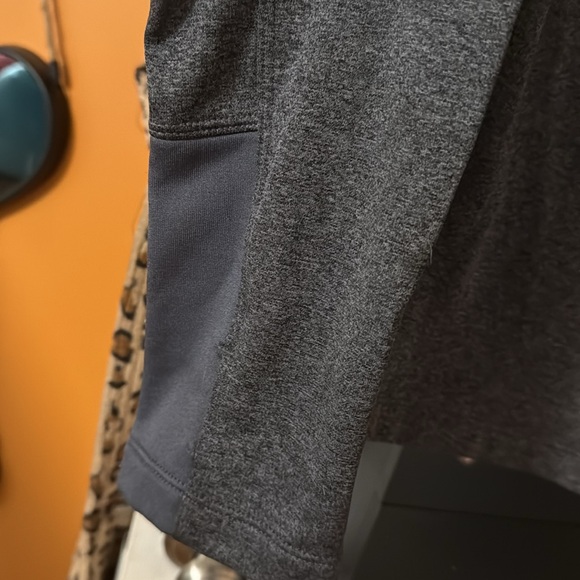 Men's Gray and Red The North Face Jacket - Picture 6 of 8